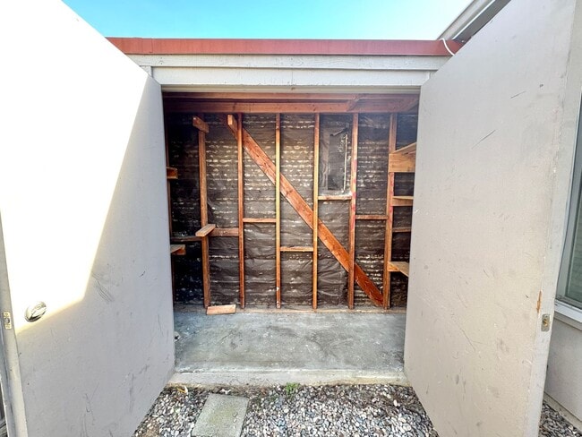 Building Photo - Mid-Century Townhome in Fashion/Mission Valley WEST! 3bd/2ba, garage, laundry, VIEW!