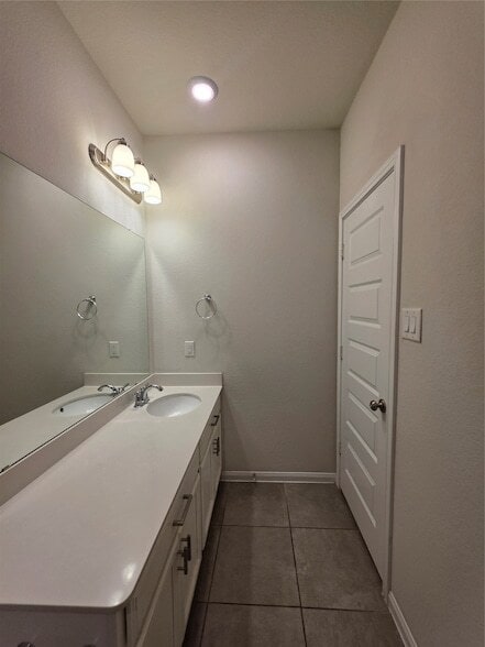 Building Photo - 2011 Cherryvale Dr