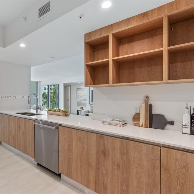 Building Photo - 10281 W Bay Harbor Dr