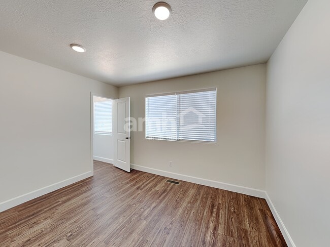Building Photo - 3314 Fields Ave