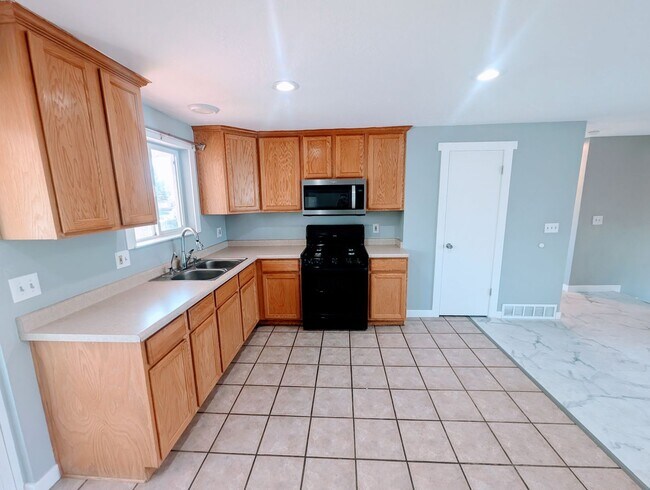 Building Photo - GORGEOUS Home!!!