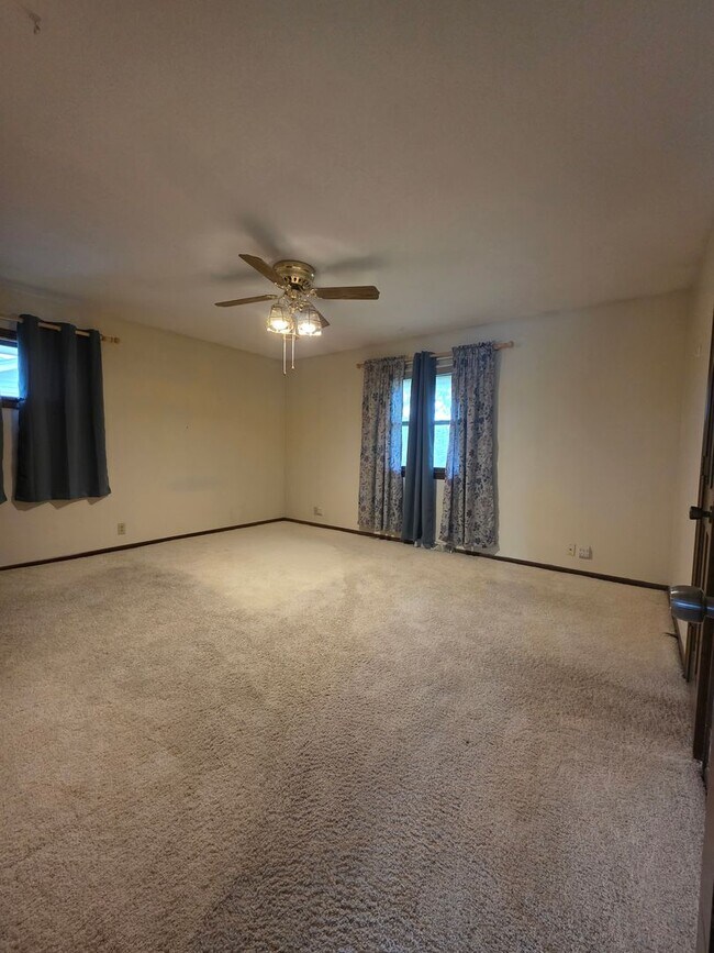 Building Photo - Spacious Four Bedroom Home!