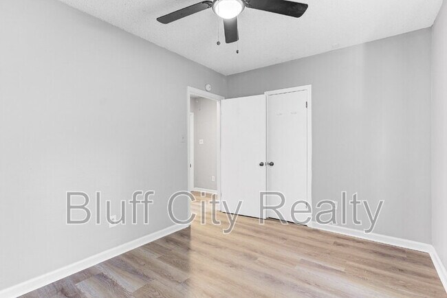 Building Photo - 819 Watson St