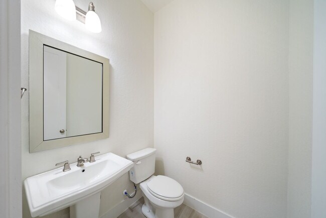 Building Photo - Stunning 4-Bed, 4.5-Bath Home with Pool Access and Private Yard in New Braunfels