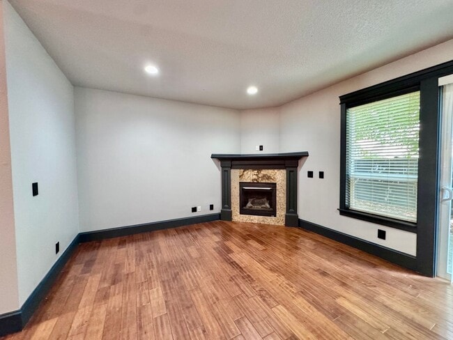 Building Photo - GORGEOUS Townhome...  LOCATION , LOCATION near Peace Health Hospital