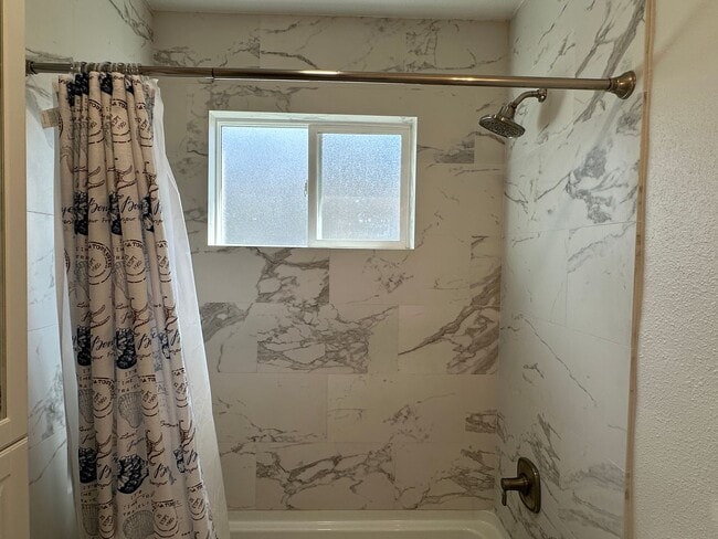 Building Photo - Downtown Bungalow, Pet Friendly, Large Yard