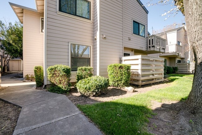 Building Photo - 2 Bedroom Condo For Rent