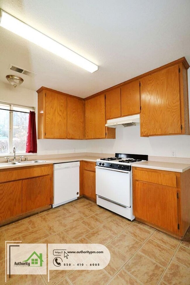 Building Photo - 2875 Reservoir Ln