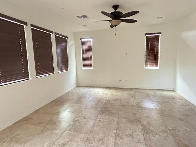 Building Photo - 5537 W Desert Hollow Dr