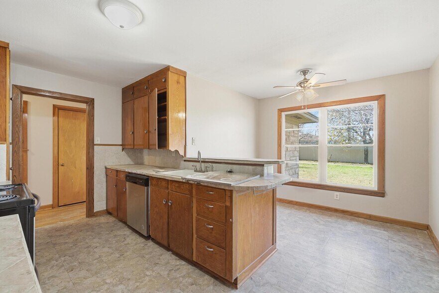 Building Photo - 134 Meander St