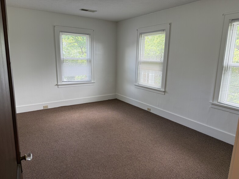 Large bedroom - 226 Lancaster Ave