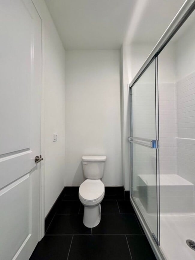 Building Photo - Spacious 5BD/3BA Home with Loft, Solar & B...