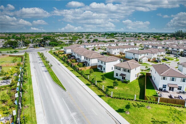 Building Photo - 2444 SE 24th Ave