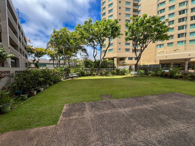 Building Photo - 1450 Young St