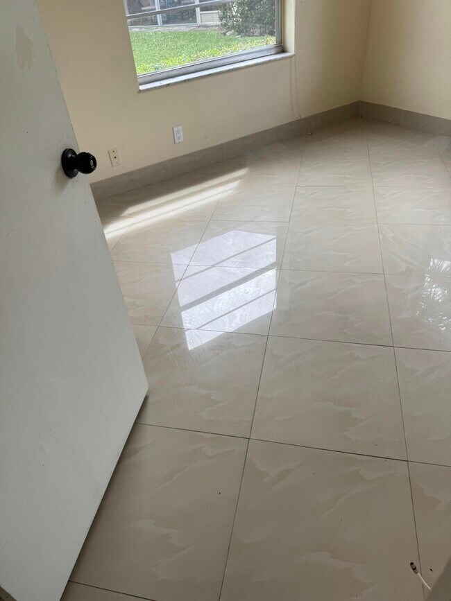 Building Photo - 9921 Three Lakes Cir