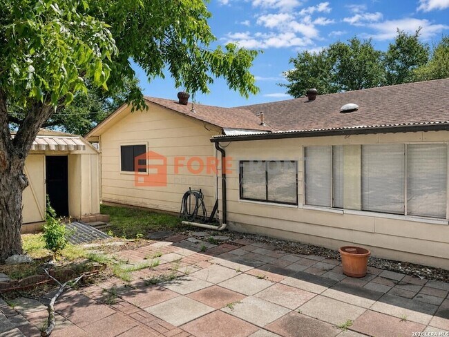 Building Photo - 7845 Village Oak Dr