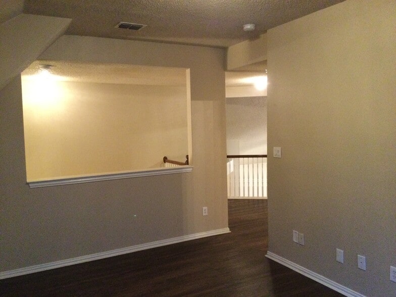 Building Photo - 2306 Valley Creek Dr