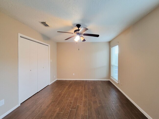 Building Photo - BEAUTIFUL 3 BEDROOM 2 BATH UPDATED HOME WI...