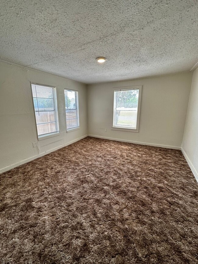 Building Photo - Charming 3 Bedroom House with Fenced Backyard | Conveniently Located near 820 and W. Camp Bowie