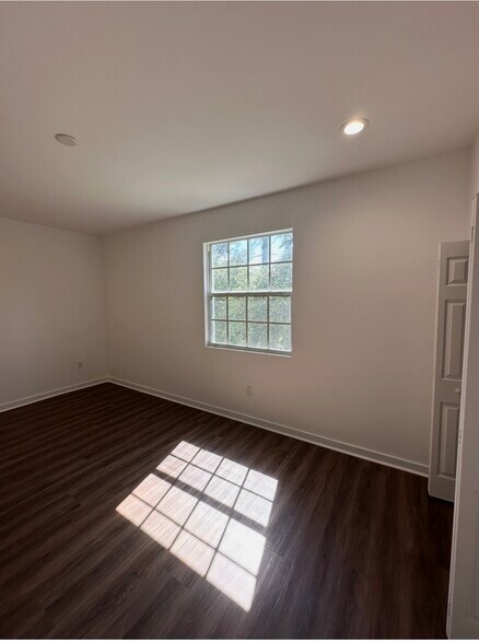 Building Photo - 1060 Crystal Way
