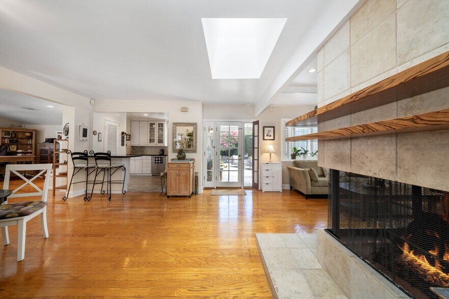 Building Photo - 4571 Canoga Dr