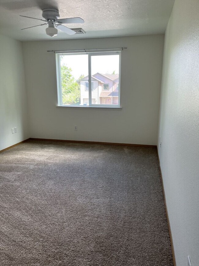 Building Photo - Large 3 bedroom, 2.5 bath, 1 car garage, fenced back yard townhome recently remodeled