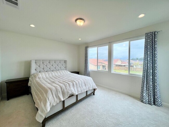 Building Photo - Beautiful 4 Bedroom Home in Clovis!