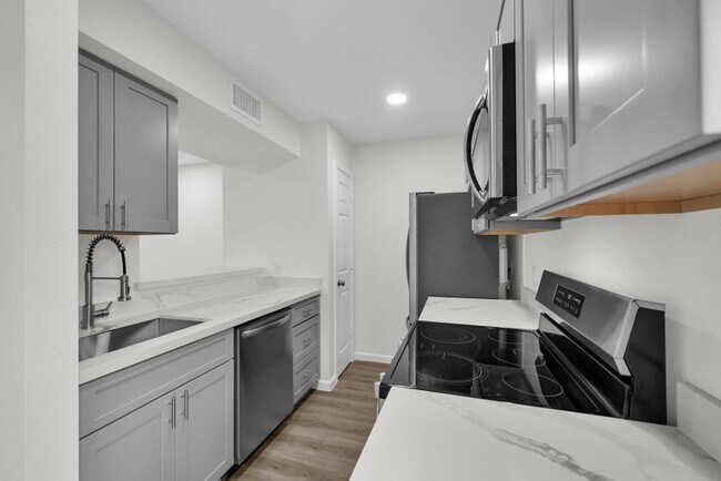 Building Photo - 6111 Beverly Hill St