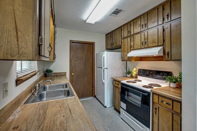 Building Photo - 3232 Riddle Dr
