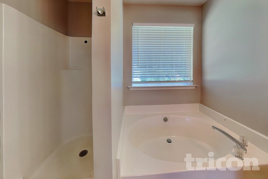 Building Photo - 6316 Wellington Ct