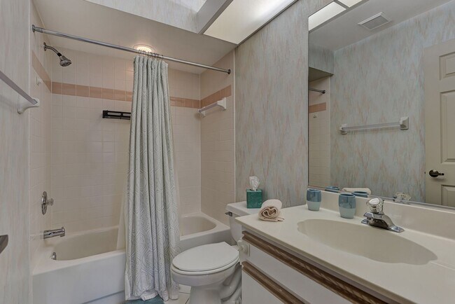 Building Photo - GEORGOUS 2 BEDROOM, 2BATHROOM, TURN KEY FU...