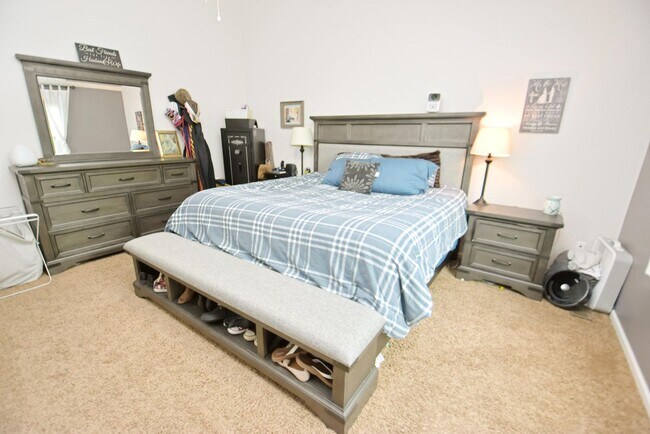 Building Photo - Large 4-5 bedroom 2.5 bath home in South B...