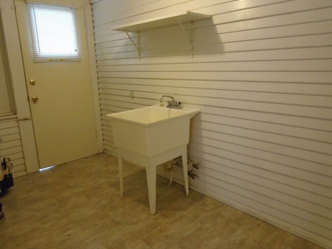 Building Photo - 1027 H St