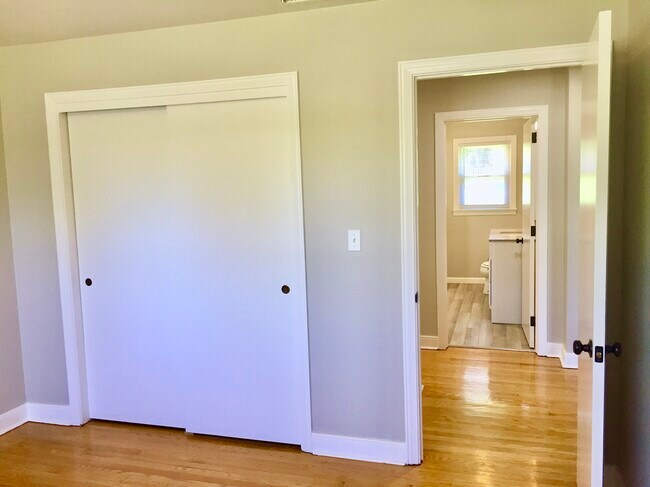 Building Photo - 802 Hillmoor Dr