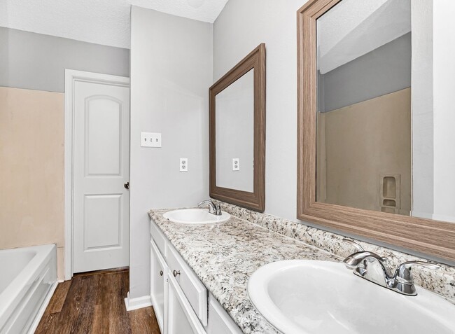 Building Photo - 2 Bedroom Condo in St Francisville Available Now