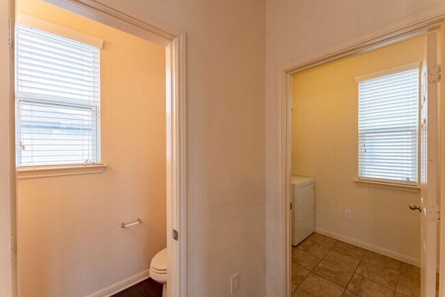 Building Photo - Stunning 3 bed - 2.5 bath Home in Pflugerville. Don't miss this beautiful home opportunity!