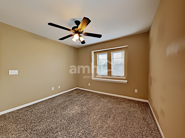 Building Photo - 362 Roseglen Dr