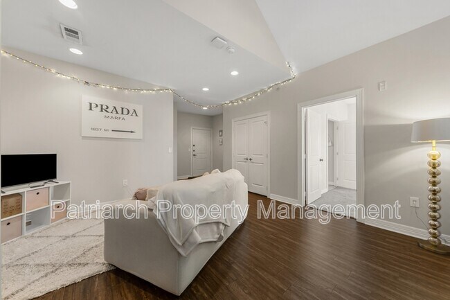 Building Photo - 1026 Foster Ave