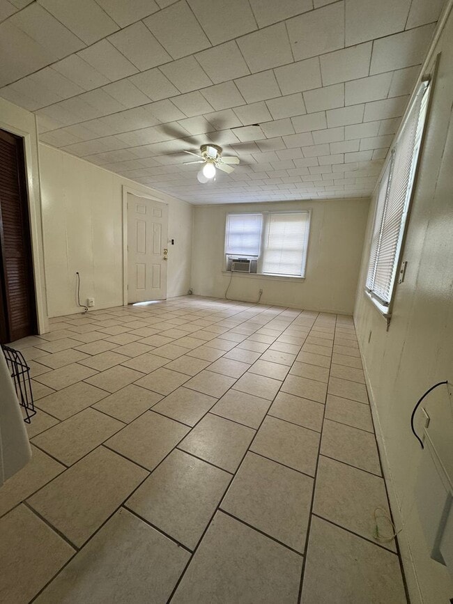 Building Photo - 704 E Thomas St