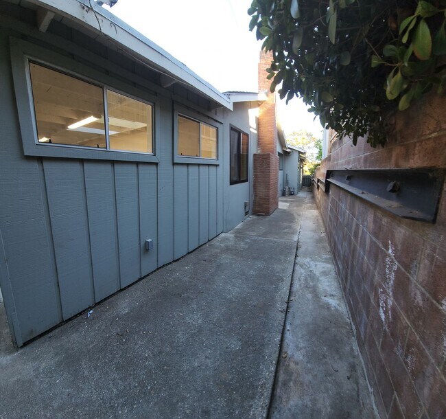 Building Photo - 5 Bedroom 3 bathroom in close proximity to POLY CAMPUS!