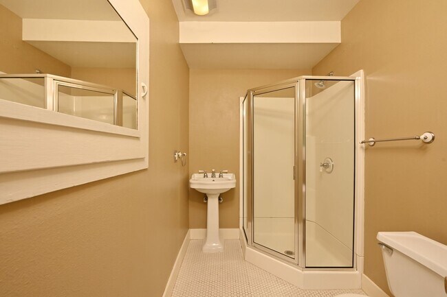 Building Photo - Charming & Spacious 4-Square 3 BR/1.75 BA ...
