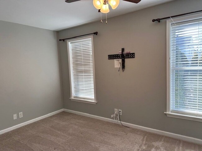 Building Photo - Welcome to this 3 bedroom, 1.5 bathroom to...