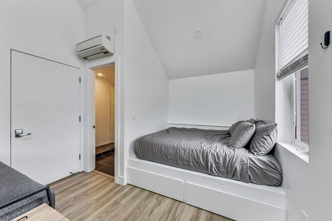 Building Photo - 1058 18th St