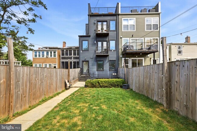 Building Photo - 320 Webster St NW