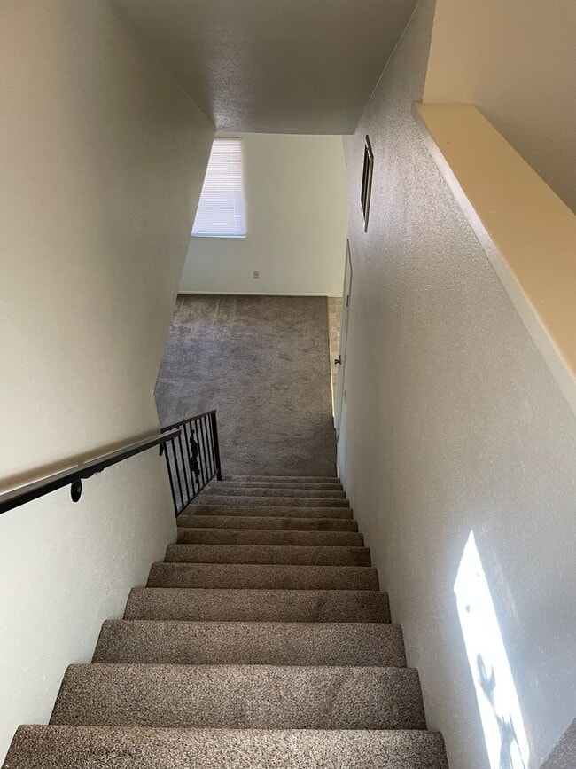 Building Photo - 3 Bedroom 2 Bath available this Summer!