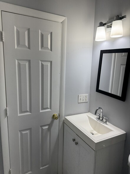 Bathroom unit 2 - 128 Pleasant St