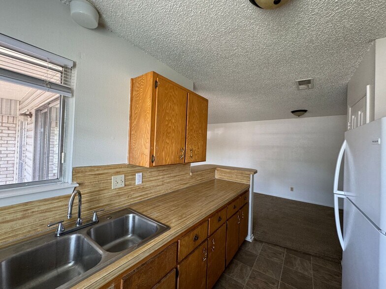 Building Photo - 2112 Hinkle Ave