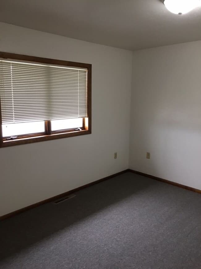 Building Photo - 102 E Cascade Ave