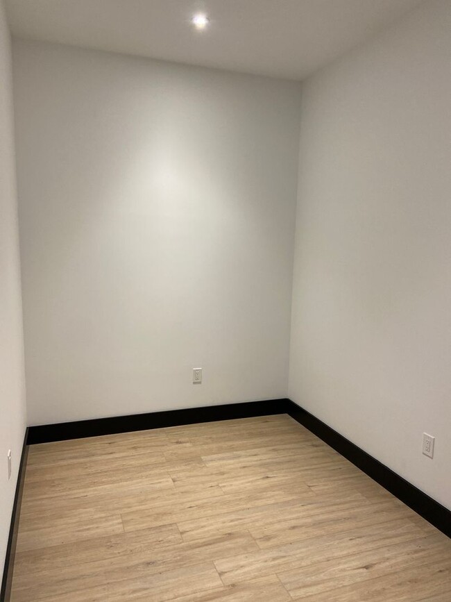 Building Photo - Beautiful one bedroom with den at Watermar...