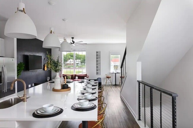 Building Photo - 738 Douglas Ave